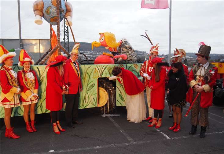 Der Wagen wird, von der Confluentia, mit einer Flasche Bier, der Koblenzer Brauerei, für eine gute Fahrt an Rosenmontag, getauft.Foto: HH