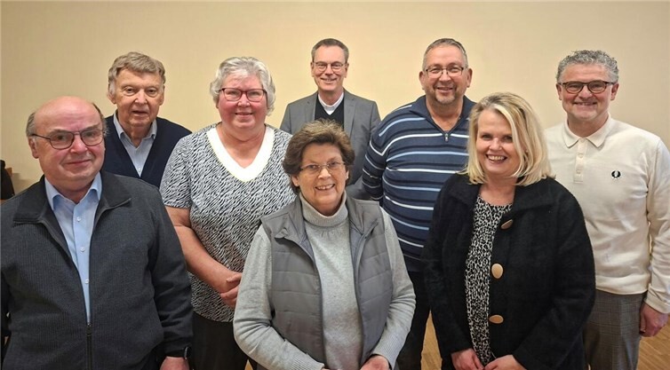Der Wahlausschuss (von links) Wahlleiter Hans-Walter Schneichel, Horst und Elisabeth Schmitz, Wahlbeauftragte Monika Leinz, Pfarrer Norbert Missong, Lothar Schmitz, Kirsten Baier und Wolfgang Weber.Foto: Karl-Josef Weiler