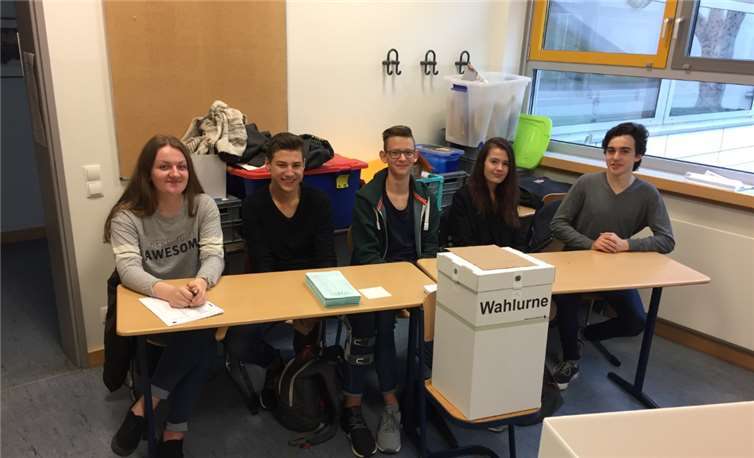 Der Wahlausschuss (von links nach rechts: Thea Etges, Niklas Neumann, Anton Port, Marc Rombelsheim) überwachte den ordnungsgemäßen Ablauf der Wahl. Privat