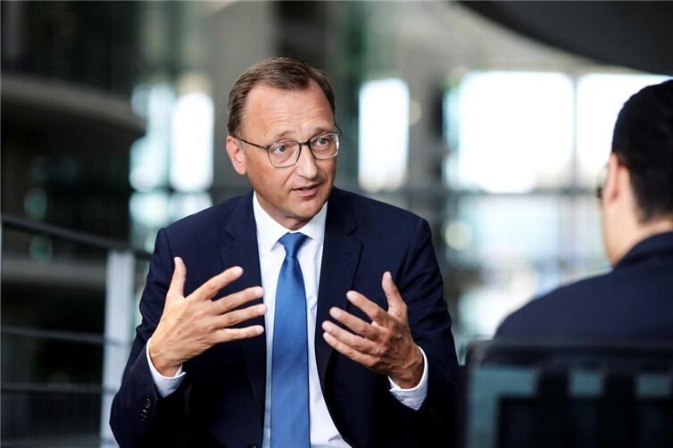 Der Wahlkreisabgeordnete Josef Oster lädt zur Bürgersprechstunde im Mai ein.