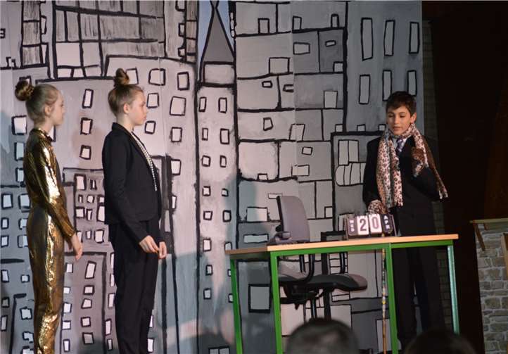 Der Waisenjunge Mowgli im Dschungel von Machtgier, Intrigen, Standesdünkel und grenzüberschreitender Freundschaft. AB