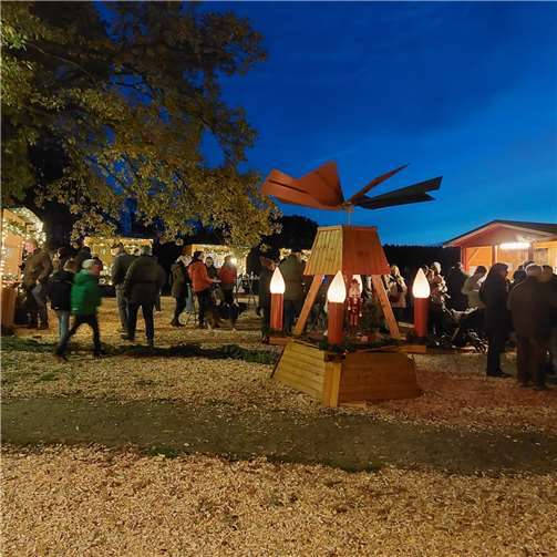 Der Wald-Weihnachtsmarkt wurde mit dem Anschieben der Weihnachtspyramide eröffnet. Quelle: VV Hanroth