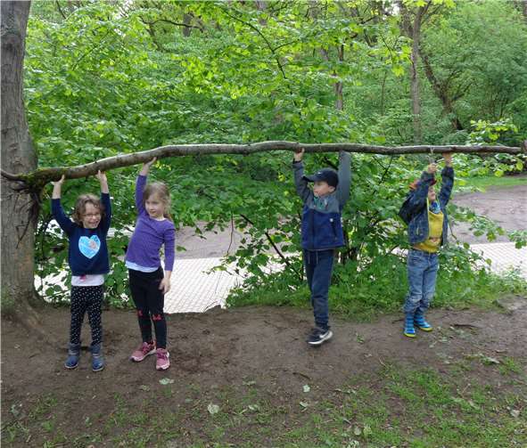 Der Wald bietet reichliche Möglichkeiten zum Matschen, Ausprobieren, Erkunden und zum Experimentieren.Foto: privat