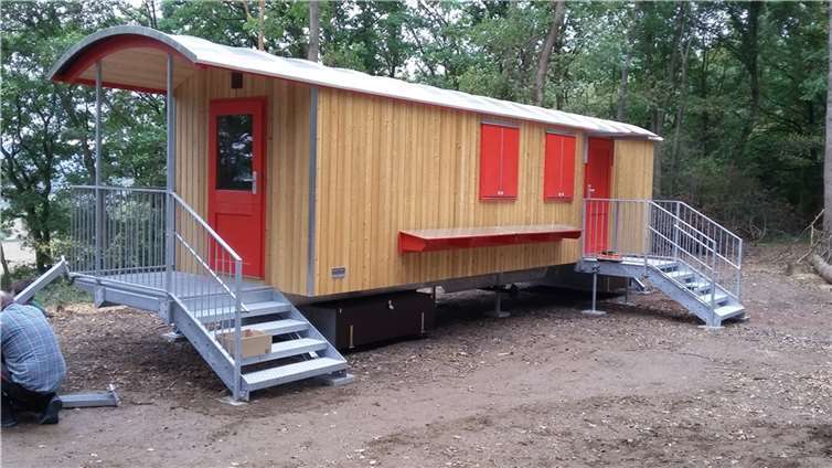 Der Waldkindergartenbauwagen der Kita „St. Remaclus“ in Waldorf wurde eingesegnet.