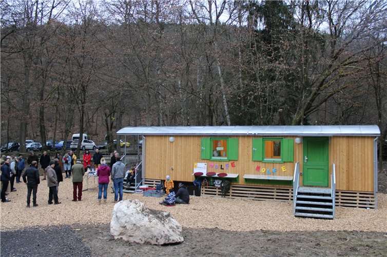 Bonner Rotary Club hilft Flutopfern im Ahrtal Der Waldkindergartenwagen hat in Bachem, unweit der Lourdes-Kapelle eine neue, vorübergehende Heimat gefunden.