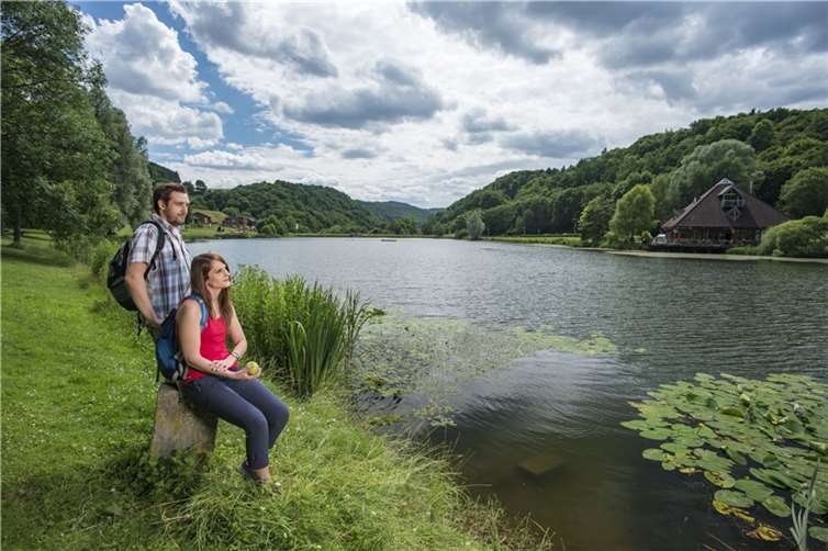 Der Waldsee ist ein Ausgangspunkt und dann auch das Ziel des Traumpfädchens „Riedener Seeblick“.  Foto: Klaus-Peter Kappest