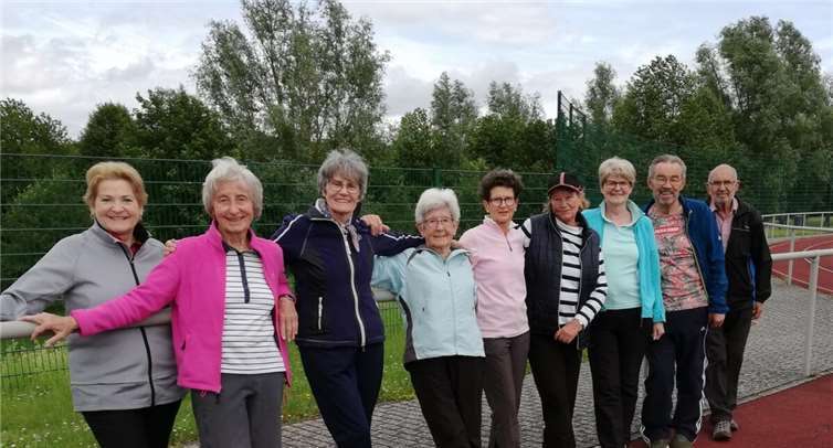 Der Walking-Treff am Sportplatz.  Foto: privat