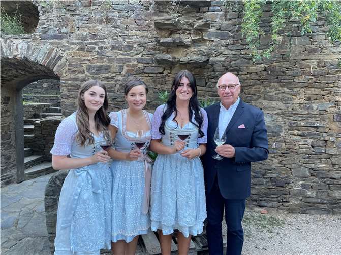 Der Walporzheimer Ortsvorsteher Gregor Sebastian freute sich über das neue Wein-Trio bestehend aus (v.l.) Weinprinzessin Anne Etten, Weinkönigin Alyssa Alfter und Weinprinzessin Nina Steinborn. Fotos: SN