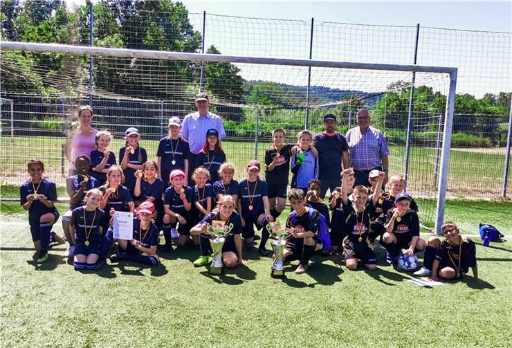 Der Wanderpokal der Jungen blieb an der GGS Sürster Weg, die sich mit vier Siegen souverän durchgesetzt hat. Die Mädchenmannschaft der GGS machten den Doppelsieg perfekt. Quelle: privat