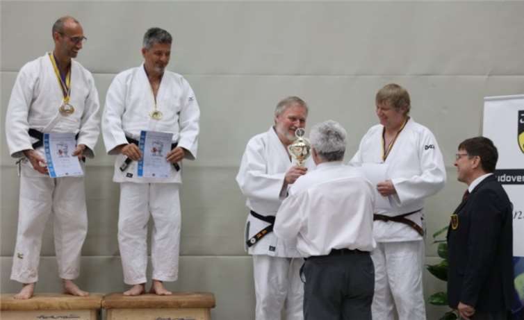 Der Wanderpokal für den erfolgreichsten Verein ging an die Judoka vom JSV Speyer - überreicht durch Bundeskampfrichter Ernst Elenz (6. dan, rot-weißer Gürtel) aus Montabaur. Foto: privat