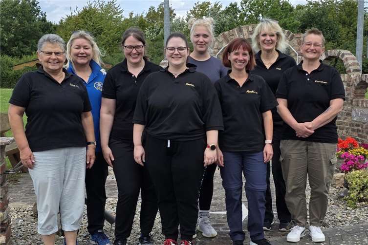 Der Wanderpokal geht wieder an den Bezirk 11: v.li. Bezirksdamenleiterin Brigitte Arenz, Carmen Seul, Christin Freitag, Sarah Günther, Laura Nöllgen, Nadine Groh, Susanne Mathes und Dorothee Hellenthal. Foto: .Nadine Groh