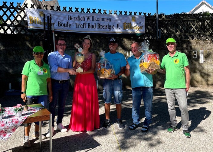 Pures Lebensgefühl mitten am Rhein Der Wanderpokal ist ein begehrter Preis. Foto: privat