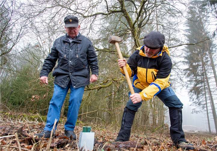 Der Wanderweg S2 wird ständig gepflegt, hier Karl Hahn von Westerwaldverein und Stadtbürgermeister Rolf Jung beim Setzen eines Wegpfostens.
