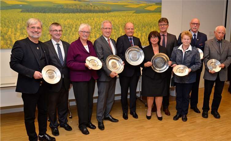 Der Wappenteller ist die höchste Ehrung des Landkreises Mayen-Koblenz. Drei Frauen und fünf Männerzeichnete Landrat Dr. Alexander Saftig (2.v.l.) für ihr herausragendes Engagement aus. Foto: Kreisverwaltung MYK