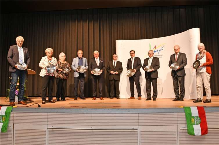 Der Wappenteller ist die höchste Ehrung des Landkreises Mayen-Koblenz. Drei Frauen und sechs Männer zeichnete Landrat Dr. Alexander Saftig für ihr herausragendes Engagement aus.Foto: Kreisverwaltung Mayen-Koblenz
