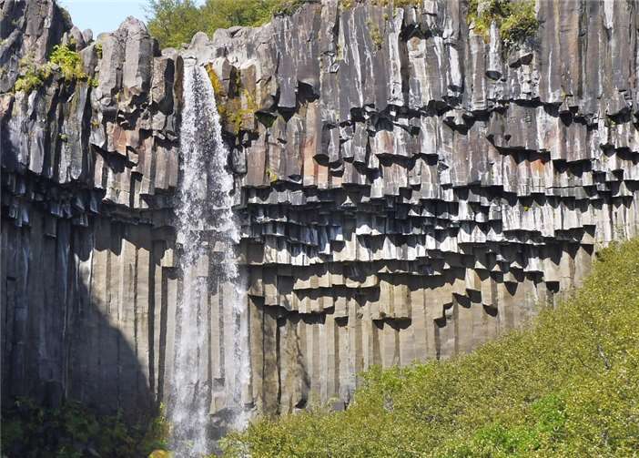 Der Wasserfall Svartifoss liegt im Skaftafell-Nationalpark im Südosten Islands. Fotos: privat