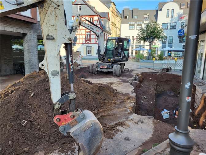 Der Wasserrohrbruch verursachte große Schäden.  Fotos: WAMFO.DE