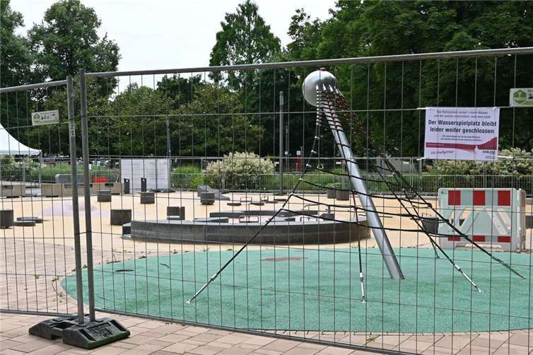 Der Wasserspielplatz bleibt weiter geschlossen. Es wird weiter nach einem Leck gesucht, durch das große Mengen Wasser aus dem System verschwinden. Foto: Stadt Koblenz/Verena Groß