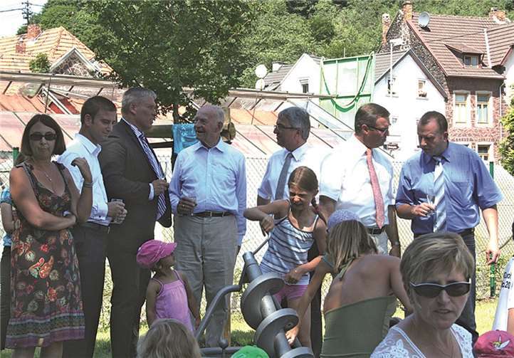 Der Wasserspielplatz bot bei den hochsommerlichen Temperaturen auch Bürgermeister Johannes Bell, MdL Horst Gies, Minister Roger Lewentz, Ehrenbürger Manfred Rhodius, Ortsbürgermeister Walter Schneider und MdL Marcel Hürter (von r.) etwas Schatten und Kühlung.