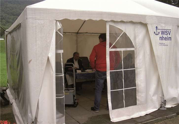 Der Wassersportverein Senheim stellte für die Aktion sein Vereinszelt zur Verfügung.