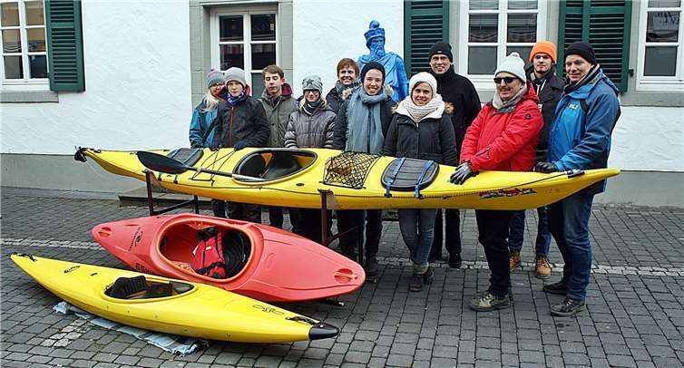 Der Wassersportverein hatte die neuen Kanus mit in die Stadtgebracht und ist auf der Suche nach Namen für diese. Fotos: -RÜ-