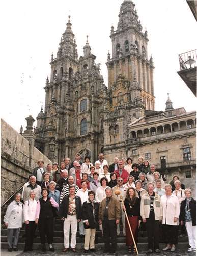„Der Weg beginnt an der Haustür“ - unter diesem Motto startete die Pfarrei St. Quirinus Langenfeld 2004 zur 5. Pilgerreise nach Santiago de Compostela mit einer Messe zu Ehren des heiligen Jakobus. privat