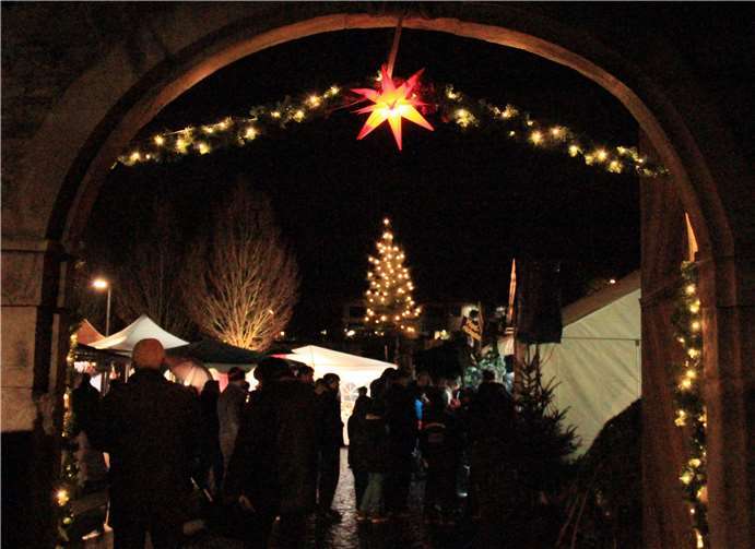 Der Weg durch das Tor der alten Burg brachte die Besucher gleich in Weihnachtsstimmung.