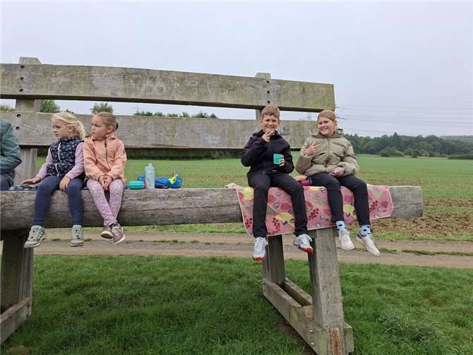 Lob und Dank an der großen Bank Der Weg endete an der großen Bank mit einem herrlichen Blick über das Ahrtal. Foto: Nadine Kreuser
