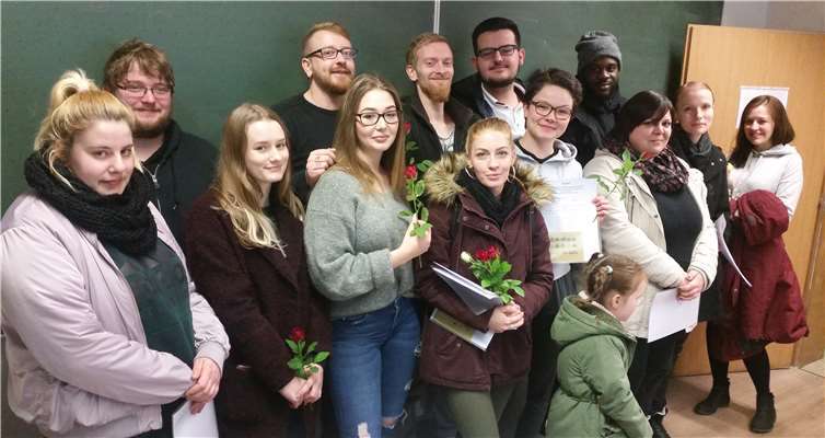 Der Weg zur Mittleren Reife war lang und oftmals beschwerlich, letzten Endes aber hat sich die Mühe gelohnt: Für die Absolventen und Absolventinnen des 34. Vollzeitlehrgangs Sekundarabschluss I (hier mit Fachdozentin Dina Grabowski, rechts) ein gelungener Neuanfang hinsichtlich beruflicher Qualifikation, aber auch privater Persönlichkeitsentwicklung. privat