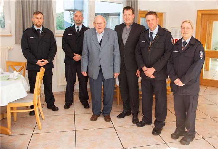 Der Wehrführer von Oberdreis Peter Reusch und sein Stellvertreter Hendrik Kind, der Wehrleiter Alexander Neuer und eine Abordnung der Feuerwehr Oberdreis statteten dem Jubilar zu seinem Ehrentag einen Besuch ab und überbrachten die Glückwünsche der gesamten Feuerwehr. Foto: Feuerwehr der VG Puderbach