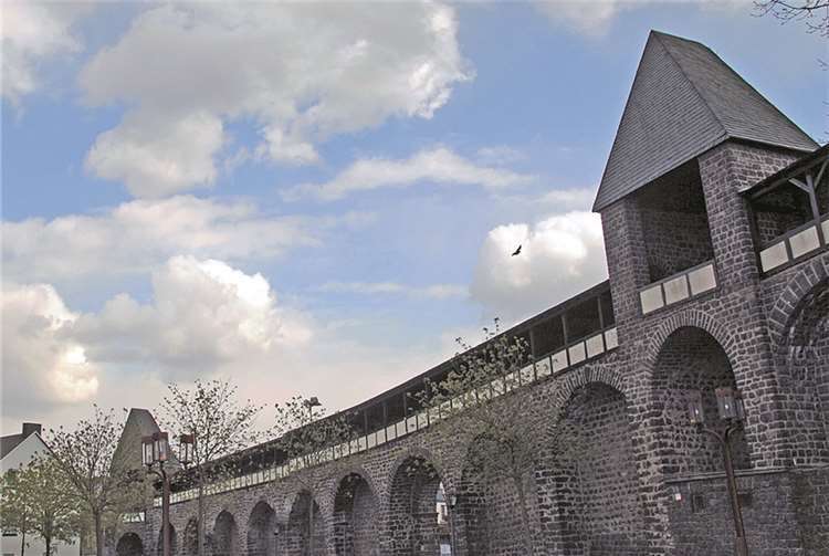 Der Wehrgang ist ein Teil der Stadtbefestigung. Über ihn erreicht man über den Rosengarten die Genovevaburg. Mari Ho