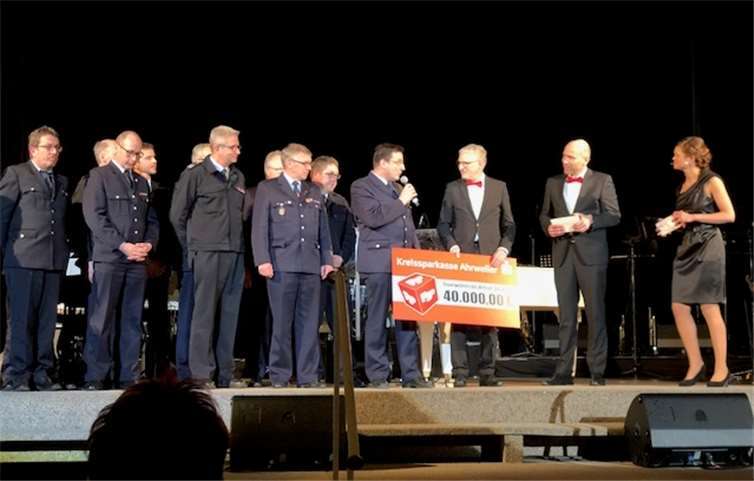 Der Wehrleiter der Stadt Sinzig, Andreas Braun, konnte für die Sinziger Wehr einen Anteil von 5000 Euro für die Wehren im Stadtteil Sinzig entgegennehmen.privat