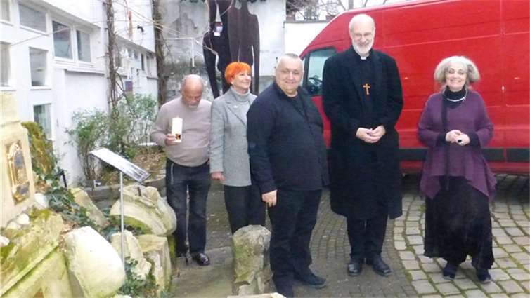 Der Weihbischof (zweiter von rechts) nahm auch weitere Eindrücke aus dem Frauenmuseum mit.