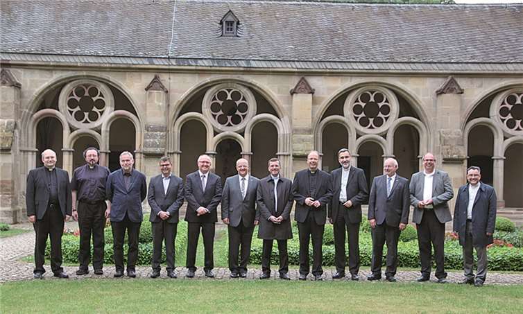 Der Weihejahrgang 1989 (v.l.): Weihbischof Dr. Helmut Dieser, Jürgen Schmitt (Paderborn); Helmut Gehrmann (Schweiz); Dechant Heinz Haser (Dekanat Saarlouis); Klaus-Peter Kohler (Saarbrücken-Burbach); Michael Jakob (Pfarreiengemeinschaft Morbach); Ottmar Dillenburg (Generalpräses Kolpingwerk, Köln) - mit Bischof Dr. Stephan Ackermann - Dechant Thomas Darscheid (Dekanat Rhein-Wied); Dechant Stefan Trauten (Dekanat St. Willibrord Westeifel); Herbert Lucas (Pfarreiengemeinschaft Koblenz-Metternich); Joachim Fey (Pfarreiengemeinschaft Bendorf).  Privat