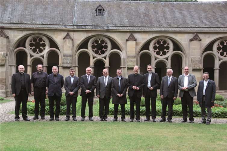 Der Weihejahrgang 1989 zusammen mit Bischof Ackermann. privat