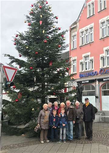 Der Weihnachtsbaum am Wilhelmsplatz ist geschmückt.Foto: privat