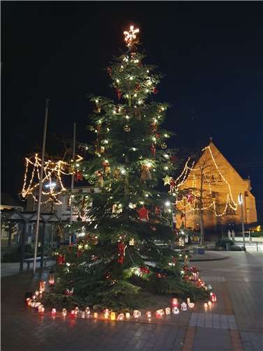 Der Weihnachtsbaum auf dem Ortsmittenplatz soll auch in diesem Jahr wieder mit Kerzen verschönert werden. Foto: privat