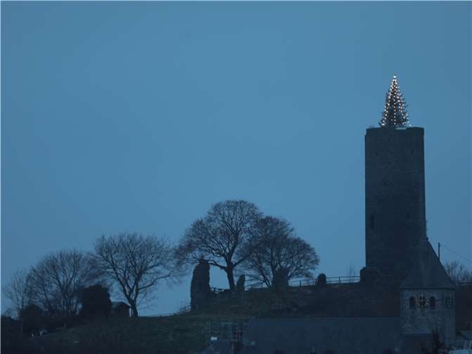 Der Weihnachtsbaum auf der Burgberg.Foto: VG Selters