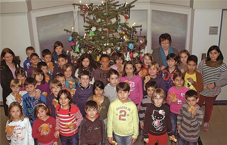 Der Weihnachtsbaum, den die Schüler der Regenbogenschule mit selbstgebasteltem Schmuck behängten, ziert den Eingangbereich des Sinziger Rathauses. Für die kleinen Künstler gab es als Dankeschön von der Stadt süße Wecken. RÜ