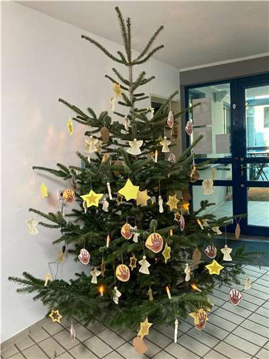 Der Weihnachtsbaum der Polizei Cochem mit dem Baumschmuck der KiTa Auderath.