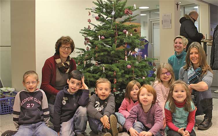 Der Weihnachtsbaum mit „Müllschmuck“ ist ein echter Blickfang.  Privat
