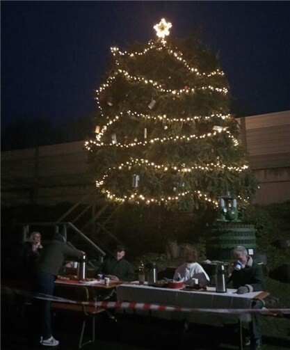 Der Weihnachtsbaum wurde festlich geschmückt.  Foto: privat