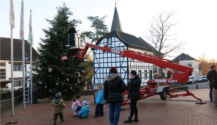Der Weihnachtsbaum wurde mithilfe von großem Gerät geschmückt.Fotos: Miriam Metzmacher