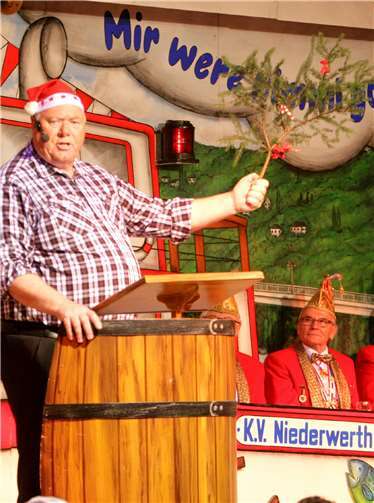 Der Weihnachtsmann Toni-Peter Pütz mit seiner Weitersburger Krüppelkiefer.