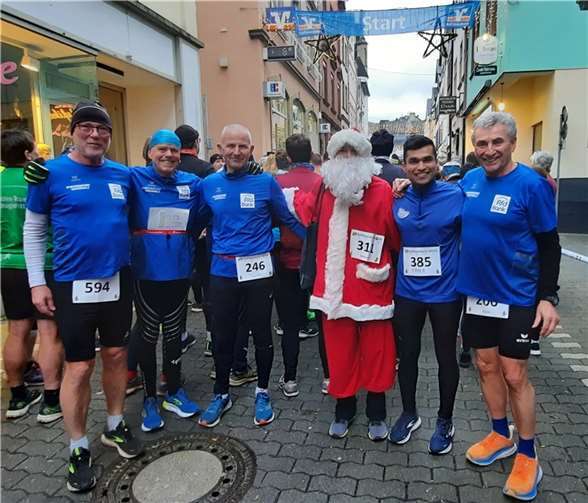 Der Weihnachtsmann fühlt sich im Kreise der LG Laacher See wohl.  Foto: Elisabeth Waldorf