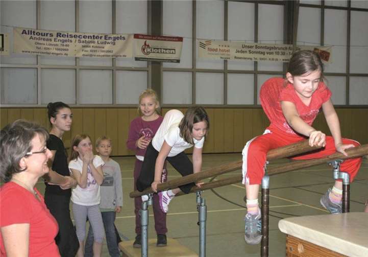 Der Weihnachtsmann klettert mit dem Geschenk auf dem Rücken auf das Dach.  Privat