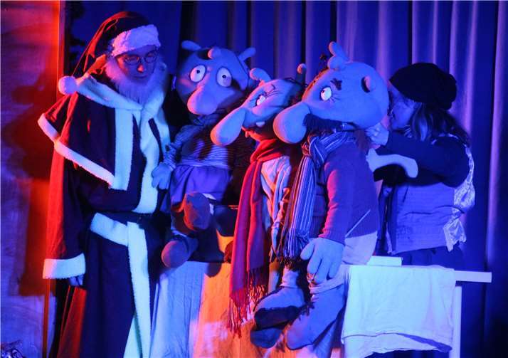 Der Weihnachtsmann und die Olchis verleben ein schönes, gemeinsames Fest.