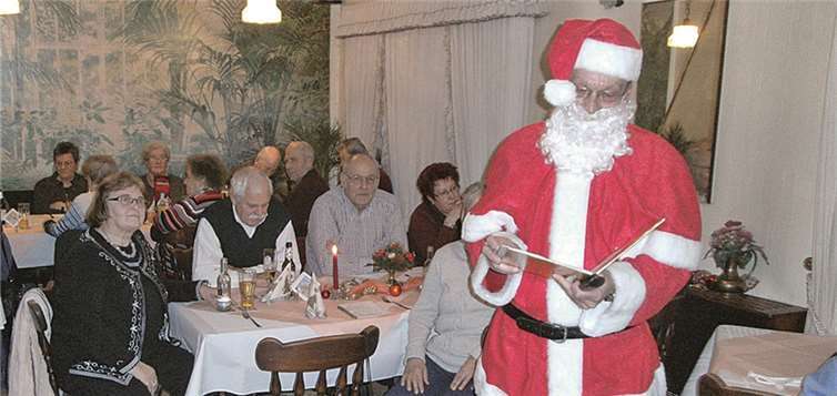 Der Weihnachtsmann unterhielt die Gäste. privat