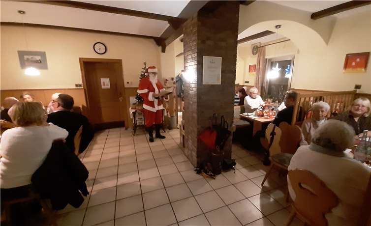 Der Weihnachtsmann unterhielt die Senioren und Reservisten mit einer Geschichte. Foto: privat