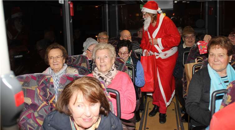 Der Weihnachtsmann verteilte Geschenke im Bus. privat
